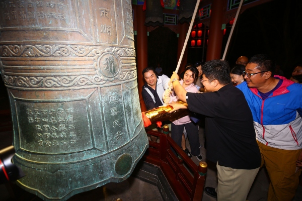 ������ɽ�Ļ���������ײ����������ӭ��