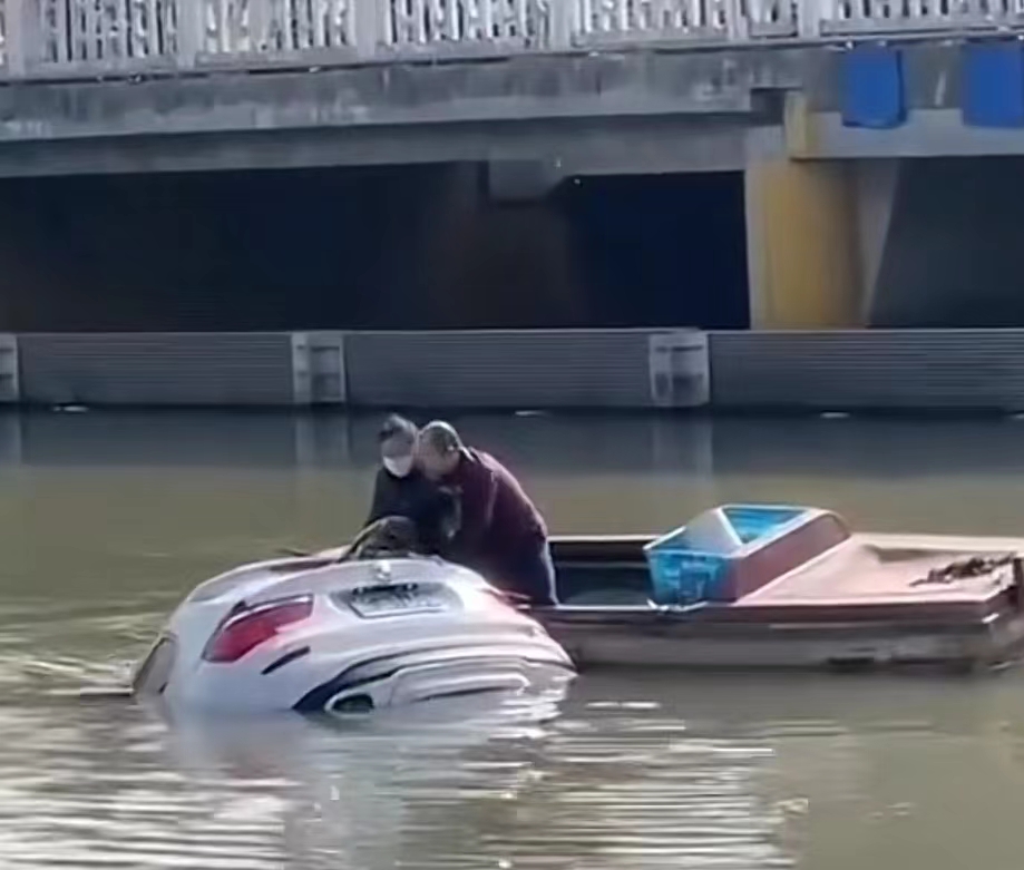 暖新闻丨江苏南通：小汽车坠河，一人划船一人游泳成功救人